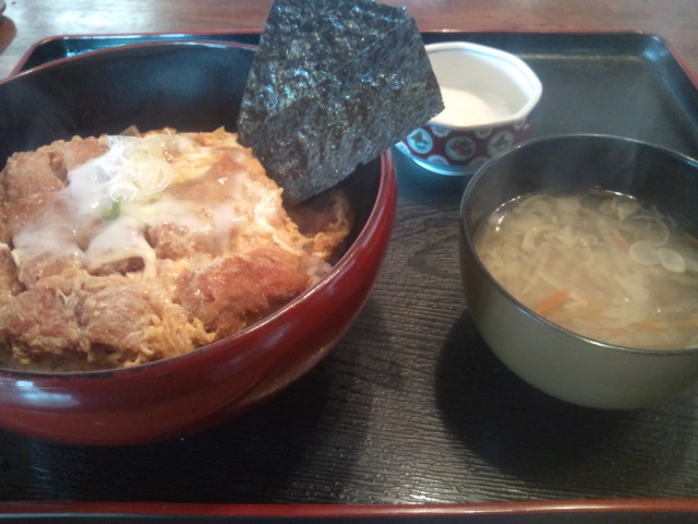 トラステカツ丼